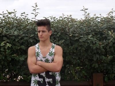 instagram : @Erwan_breezy33  Snap : erwan-slmt.  facebook : Erwan Breezy   Ask : @Erwan_breezy33