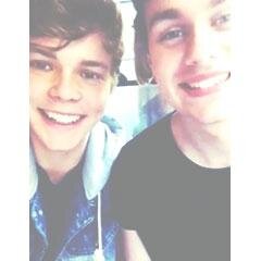 First spanish acc to support Ashton and 5SOS.