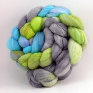 Indie dyer of yarn and fiber. Knitter, crocheter, spinner and wannabe weaver. Lover of everything artsy and craftsy.