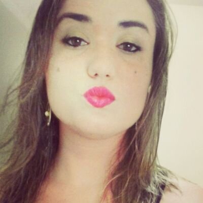 25 anos, natural de Campina Grande-PB, estudante de biomedicina, apaixonada pela profissão e pela família.