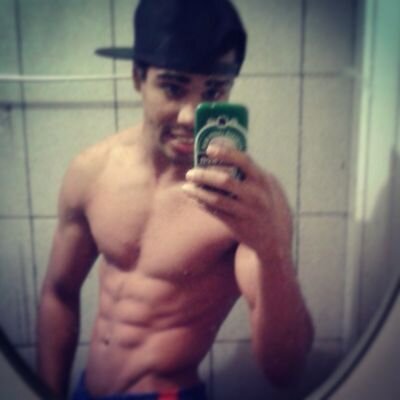 A força não vem de vencer. Suas lutas desenvolvem suas forças. Quando você atravessa e decide não se render, isso é força .  Arnold Schwarzenegger