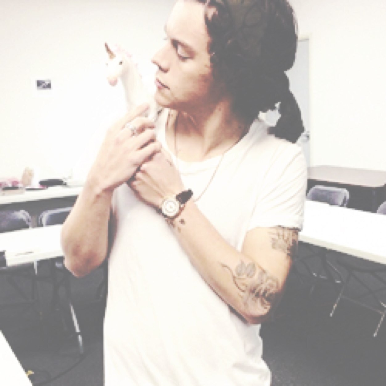 Tweet @1DShuffle loves rain for a fb. You can send your ig @ so she could follow you. Don't forget to send a Harry pic if you can! Ilysm! x