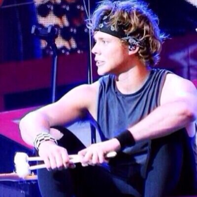 hello! i know this is annoying but it would be lovely if you would follow @hcselley please