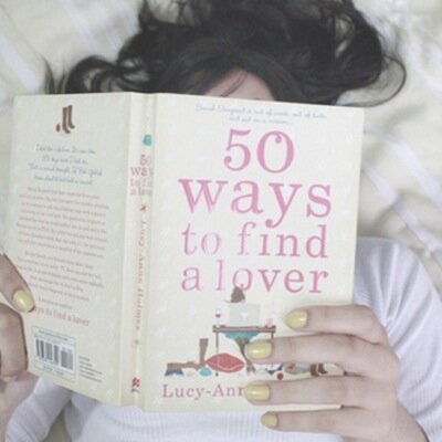 Me gusta recolectar cosas bonitas, amo el cine,los libros y el arte. Me hubiera encantado tener pecas, y si pudiera pedir un deseo sería comer sin engordar.