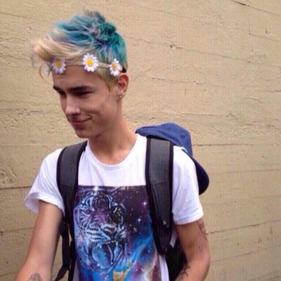 Follow @rickylawlorff please