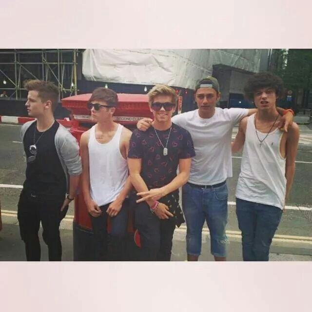 ♡I spend my time on Twitter stalking guys who don't know I exist!(:♡ Overload Followed! :D