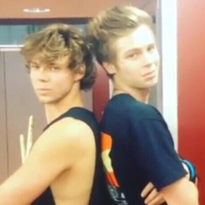 Follow 4 Follow
In love with 4 idiots 3