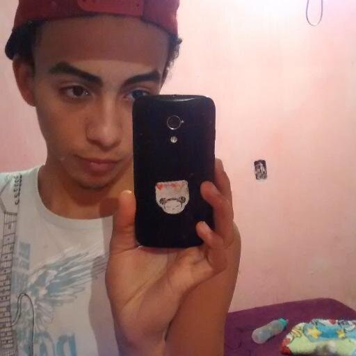 Whatever it is, it feels like it's laughing at me
Through the glass of a two-sided mirror
Whatever it is, it's just laughing at me
And I just wanna scream
 ♪♫
