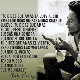 No camines delante de mí, puede que no te siga. No camines detrás de mí, puede que no te guíe. Camina junto a mí y sé mi amigo.