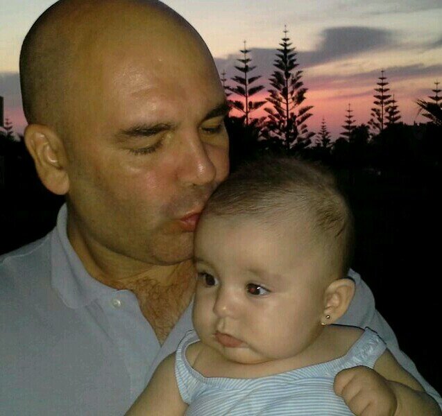 Periodista sevillano criado entre San Lorenzo, San Vicente y la Alameda. Nuevo Liceo, San Isidoro y Universidad Hispalense.