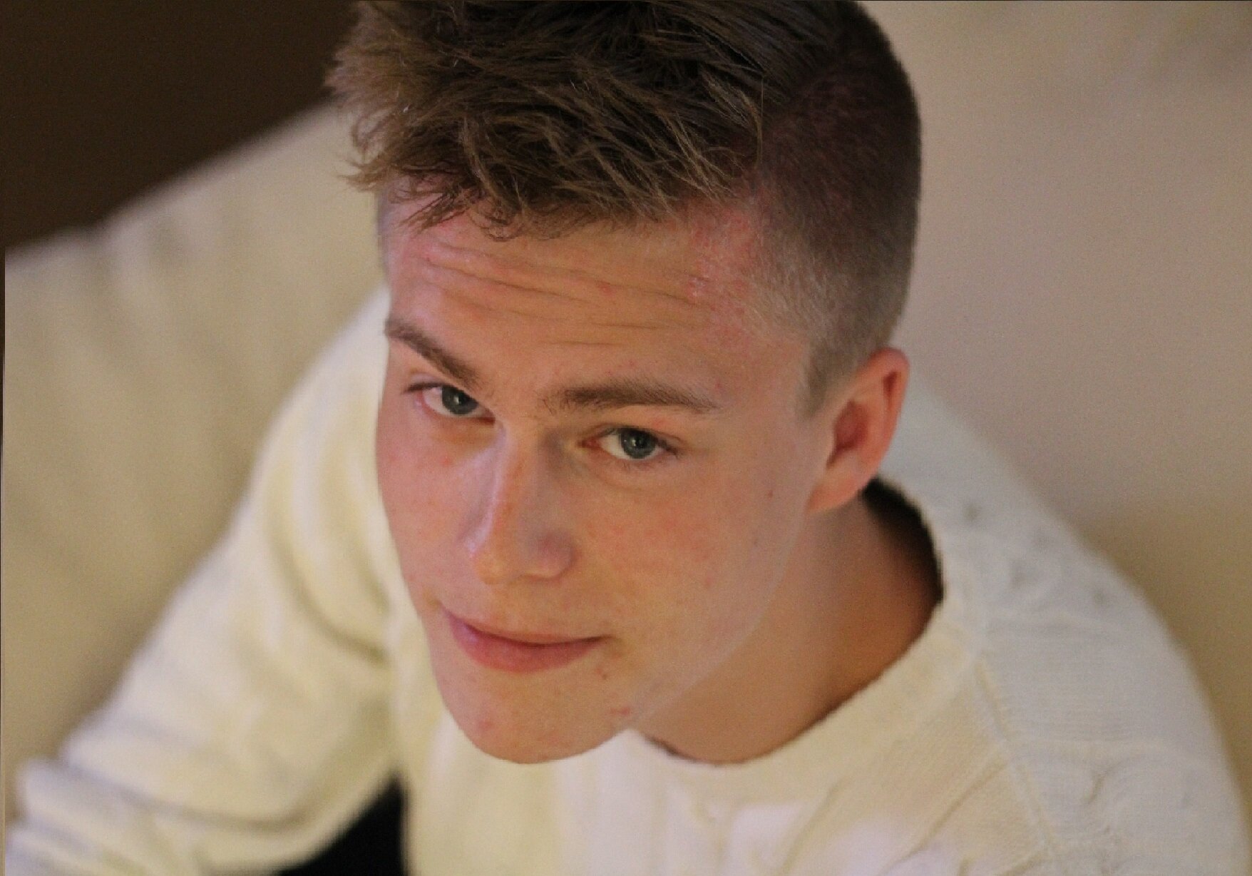 ● 177cm
● Fotbollsälskare
● Går mest runt i kalsonger när jag är ledig
● Ibland är jag rolig
● Mamma säger att jag är söt