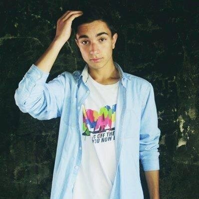 Nome: Henrique Simmons, sou Mahomie, tenho 17 anos, sou bissexual, e estou morando em Espirito Santo,