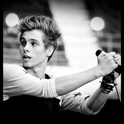 Lukes nearly 18 okay bye @HEARTMUKE XX
