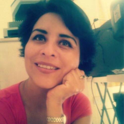 mujer mexicana que lucha por salir adelante en la vida,aprendiendo de los errores,y sin tratar de cometerlos...Comprensiva y dulce de corazon!