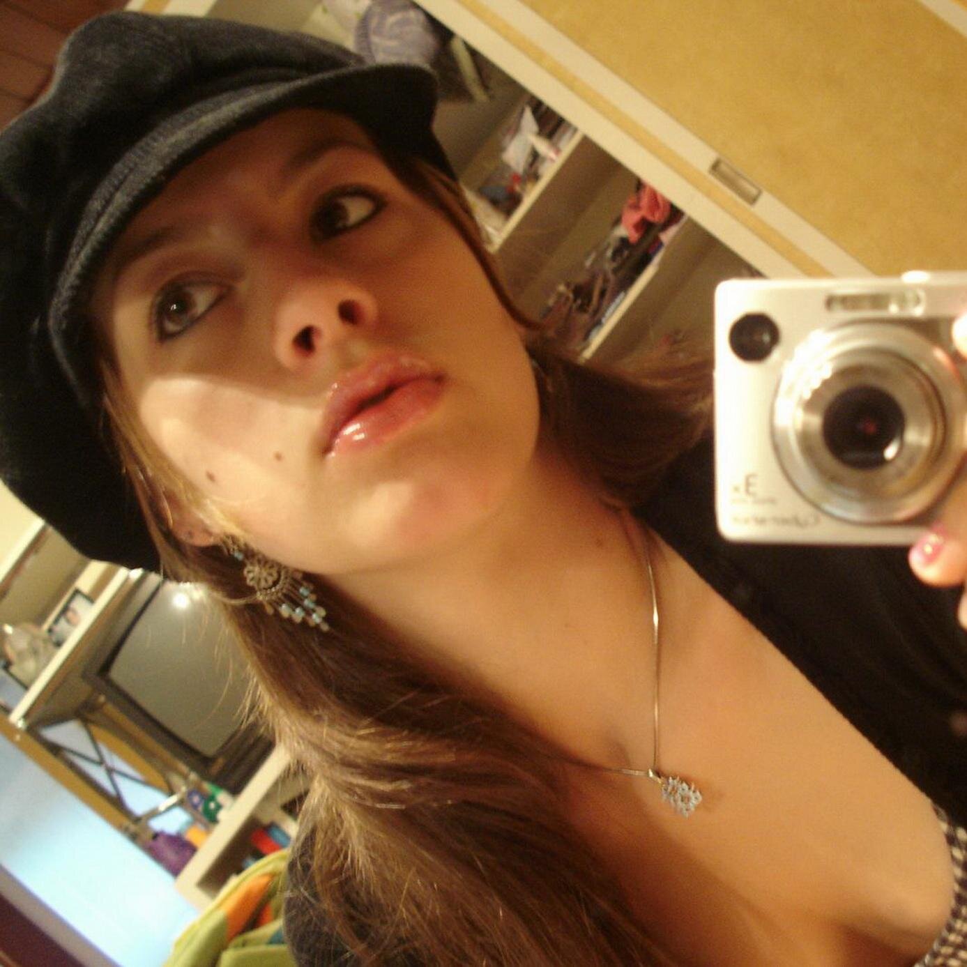 Soy muy curiosa 3 y muy traviesa ;) I am a crazy girl!! Follow me if you want to know more :)