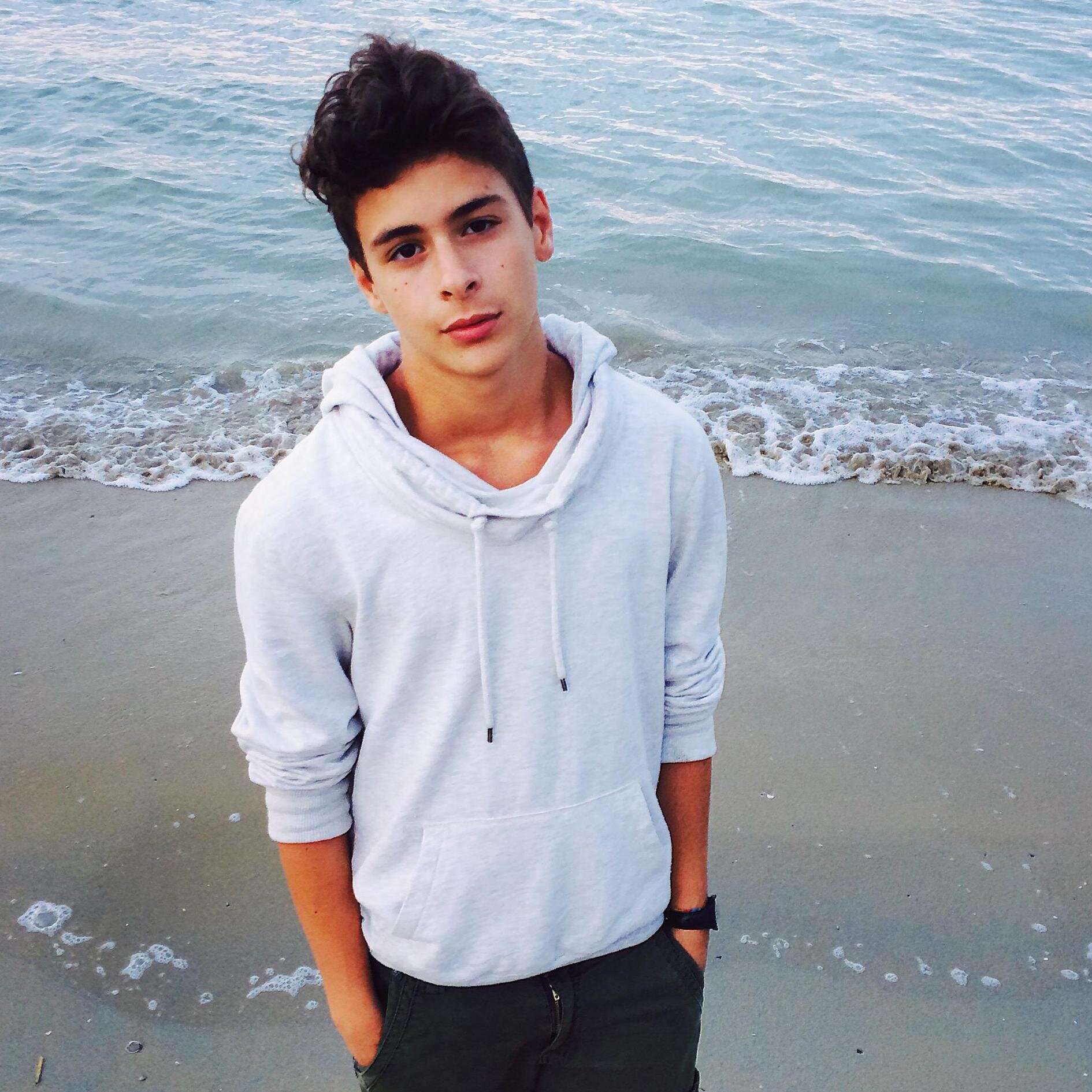 softxdrugs's profile picture. boy | name : raph | 15yo | student | passion : music (DJ) | crush : calum hood | love : asian culture