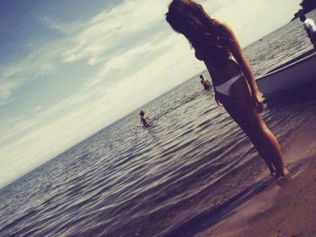 hey i m zineb but u can call me jenna if u  want i m 17 yrs old :D if u want to know more about me #followne