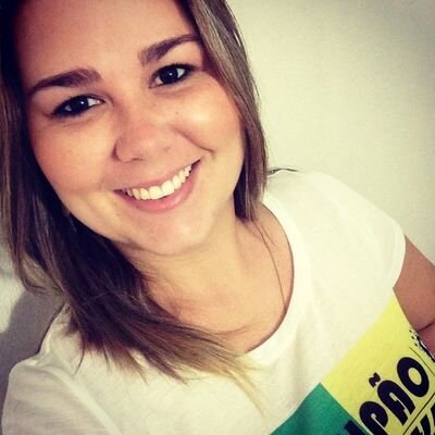 Sou amiga para todas as horas, publicitária, adoro praia e sorvete.