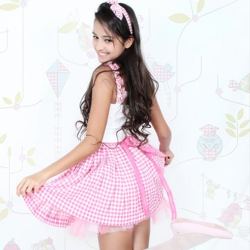 oii.. , meu nome é Natania  , Feito boneca é um blog de moda, muito lindo e por isso vim  compartilhar no twitter !!! beijuuuu... ;)