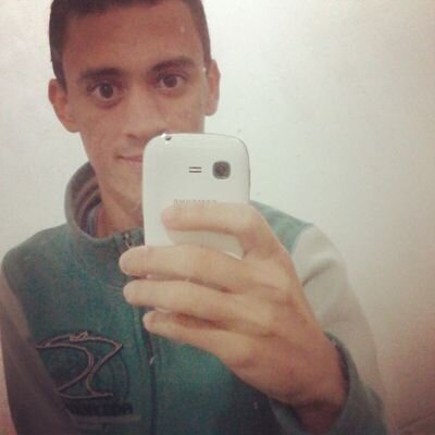 Sou uma pessoa alegre,verdadeiro  e amigo.......