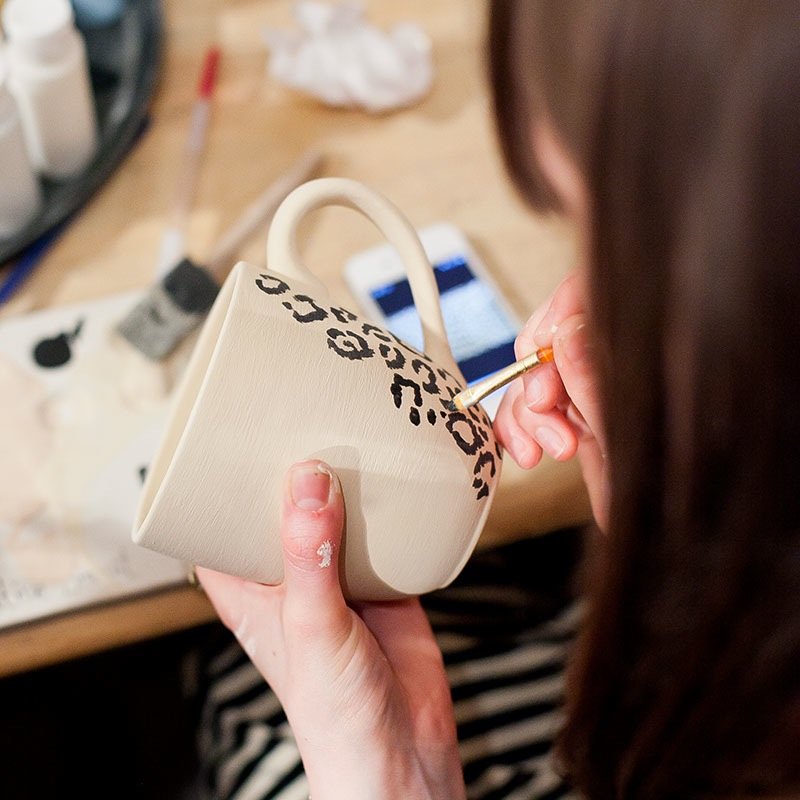 Pottery painting cafe in east London. Get creative painting on ceramics whatever age you are. Takeaway Painting Kits, workshops and tons of homemade cake