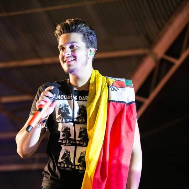 Nesse amoor somos apenas um @LuanSantana  Since: 20/12/11