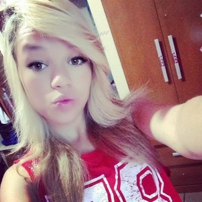 Acredito que quando alguém chora sem motivo é para aliviar todas as vezes que ela engoliu o choro e colocou um sorriso falso em seu rosto.