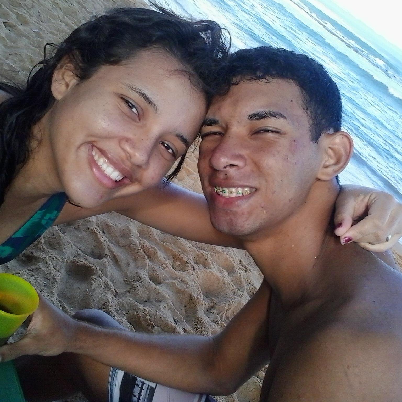 Maceió-AL, aquariana, sou casada, tenho 17 anos, amo praia.. venci as drogas to aqui prazer! ;D