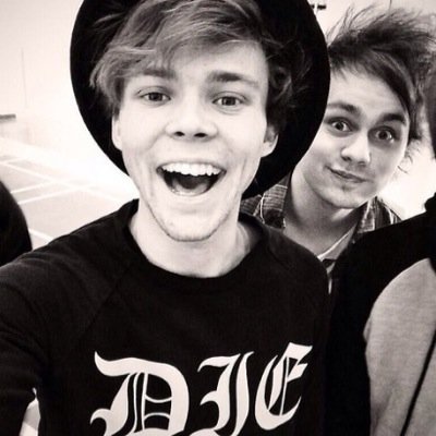 i just love 5sos3 don't be afraid to chat to me :) i follow back and if i havent tweet me!❤️