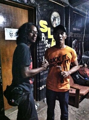Lelaki berkulit cemani yang menggilai reptil, musik, kretek, kopi hitam, dan perempuannya