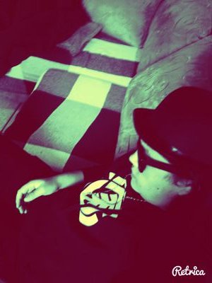 Sou pessoa ,legal,chata as vezes , apaixonada por musica e familia e claro pizza