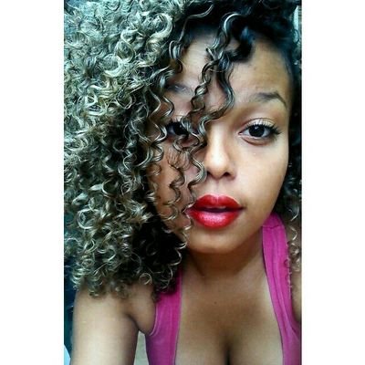 Nem é nobre e o rei chama de filha,ela vence por teimosia.