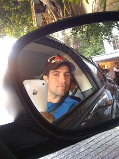 Me encanta estar con mis amigos y viajar, disfrutar mi vida y adoro a mi familia