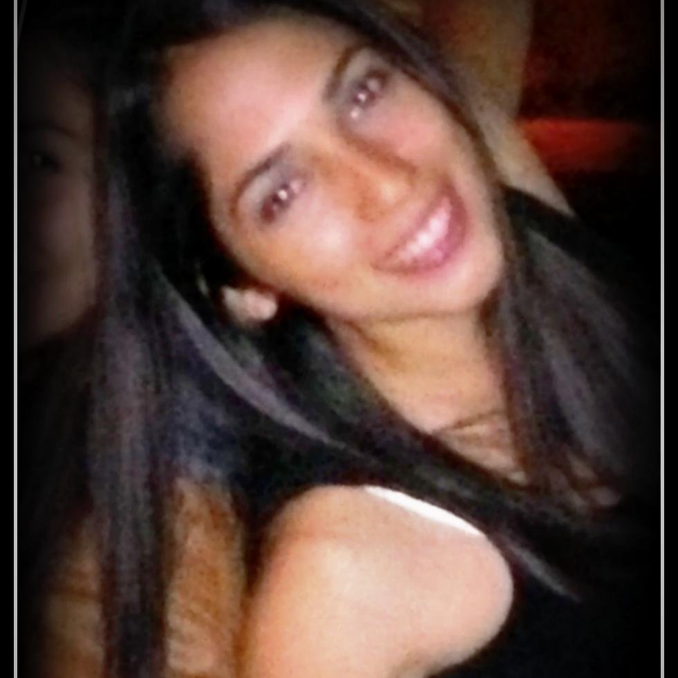 Me gustan los deportes...me río muy fuerte...quiero viajar y conocer muchos lugares. Amo el cine. Amo mis labios por que con ellos puedo besar.