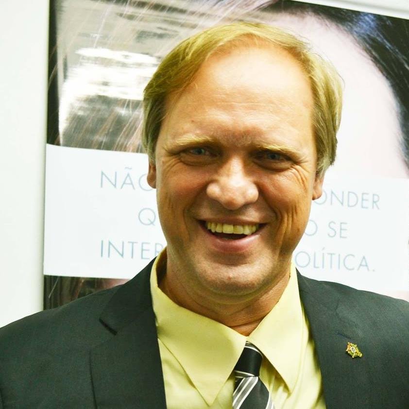 Deputado Federal que apoia a cultura e educação no país.