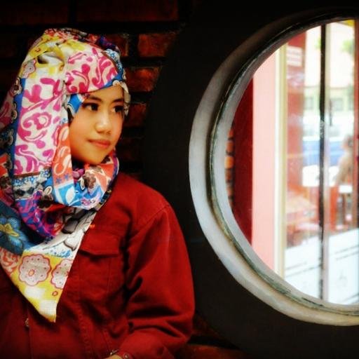 Aku adalah wanita sederhana , kini yang aku butuhkan seseorang yang tau kekuranganku tapi tetap ingin bersamaku.. :)