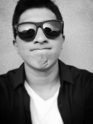 soccer player, musician, love Real madrid, and i'll give my life for what i love.