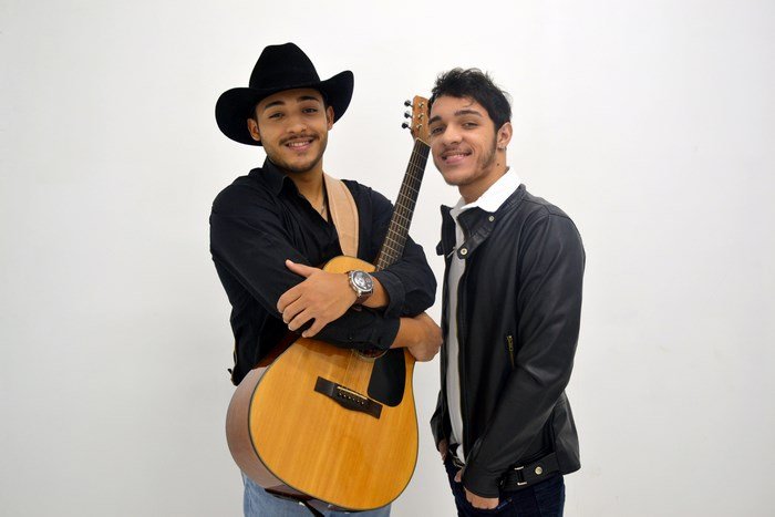 Somos irmãos e nosso forte é a música sertaneja.
Nossa atual musica de trabalho é a #MeFaltamAsPalavras