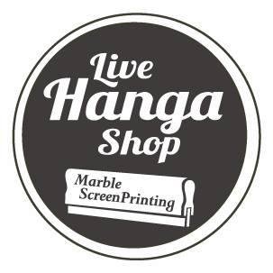 個性派クリエーターで結成された『LIVE HANGA SHOP』
お客さんの目の前で実演プリントを行うライブスクリーンプリントは、これまでのシルクスクリーンの常識を超え斬新なアプローチを行う。
参加者との対話の中で生まれる1枚のプリントは、偶然から生まれる一瞬の出来事を通して、特別な1枚へと変化する。