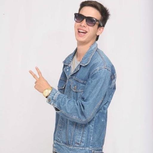 Cantante , integrante del grupo @3eraBasee , Instagram : Jonathan3rabase