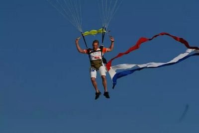 Zin en onzin op de reclame en het nieuws•Hardlopen•Skydiving•Waterpolo scheidsrecher,  2e en 1e klasse bond.