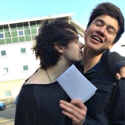 HEY FOLLOW @altjniall AND @planetarliam AND RT THE TWEET BELOW FOR A CHANCE TO WIN A 5SOS ACCOUNT WITH 3/4+band :)