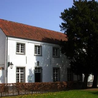 Het Stedelijk Museum van Hoogstraten is gelegen op één van de mooiste begijnhoven van Vlaanderen.