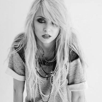 Lonely girl, you lost everything you loved.