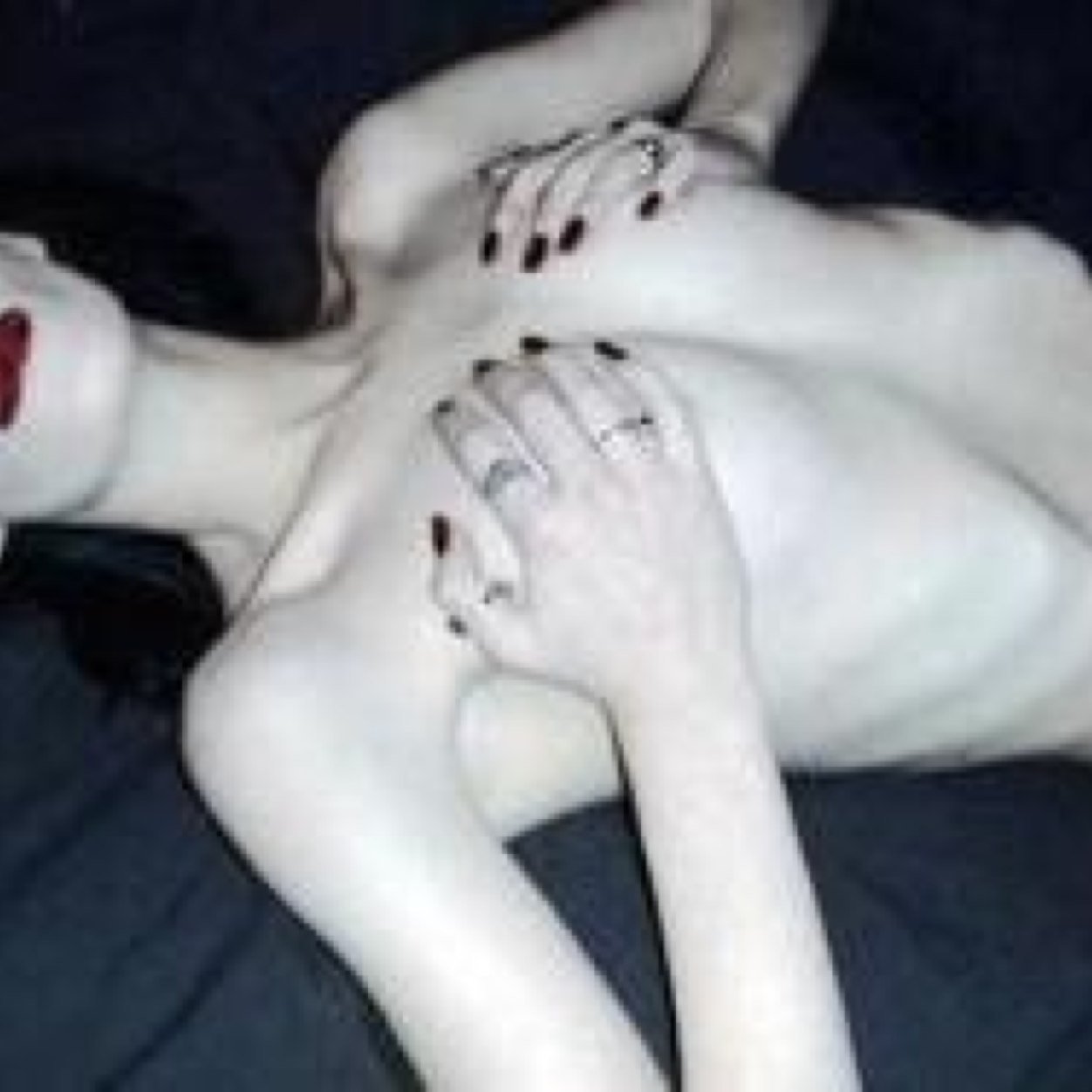 NoFood4bones_'s profile picture. Jamais j'arreterais , de me persuader que je suis triste , de me detruire chaque jour . Peut etre que je suis heureuse ? -----------------Combat contre moi meme