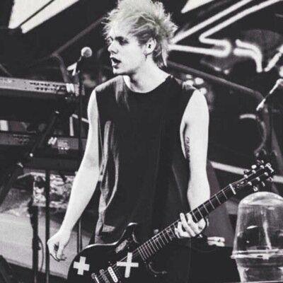 Free follow. Michael loves you, ok ? Just don't give up. ♥ Maybe follow @LorHemmings ?