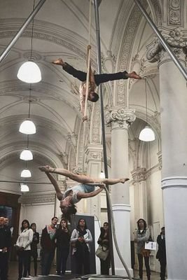 bailarina y coreografa
acrobata aerea en D accord lisse duo
directora del Circo de las Artes
fanatica de los sueños