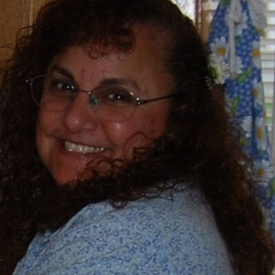 Profile Picture of Lori Greenleaf (@wuvdogs) on Twitter