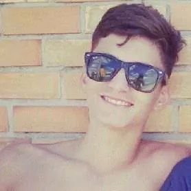 Chega de guerra, Agora eu quero paz... Vou fazer minhas Coisas e tentar ser feliz, Na escola da vida Ainda sou aprendiz ♪