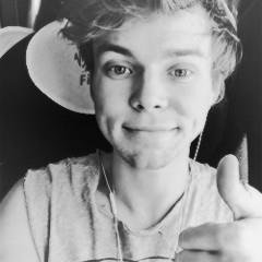 ashton irwin, la star